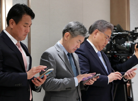 박진 외교부 장관(오른쪽부터), 조태용 국가안보실장, 김태효 국가안보실 제1차장. 사진은 지난 25일 서울 용산 대통령실 청사에서 열린 재외공관장 신임장 수여식에 앞서 휴대전화를 바라보는 모습. 대통령실통신사진기자단=연합뉴스.